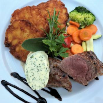 Hollerhöfe – Der Charme vieler winziger Bauernhöfe - Wälder, Wiesen, Felder eine Burgruine und ein Hotel aus vielen kleinen Bauernhöfen - (c) Gabi Dräger