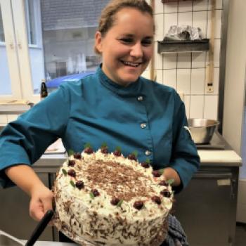 In der Hotelküche „Zum Kreuz“ im Glottertal kann man bei der Herstellung der Schwarzwälder Kirschtorte helfen - (c) Gabi Dräger