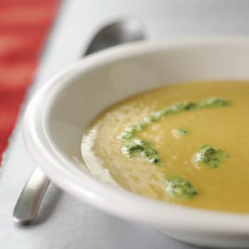 Süßkartoffel-Karotten-Suppe mit frischem Koriander-Chutney - <a href="https://www.genussfreak.de/suesskartoffel-karotten-suppe-mit-frischem-koriander-chutney" target="_blank">zum Rezept</a> - (c) KitchenAid