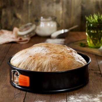 No-Knead Bread - <a href="https://www.genussfreak.de/no-knead-bread" target="_blank">zum Rezept</a> - (c) Le Creuset