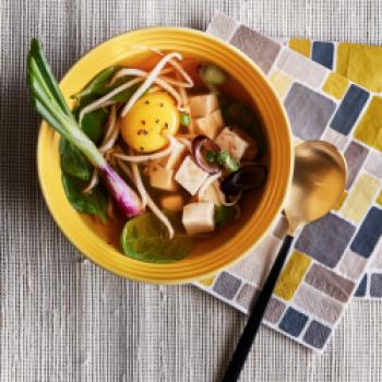 Miso-Suppe mit Ei & Tofu - <a href="https://www.genussfreak.de/miso-suppe-mit-ei-tofu" target="_blank">zum Rezept</a> - (c) Le Creuset