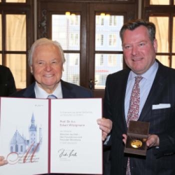 Bürgermeister Josef Schmid überreichte Witzigmann die Auszeichnung im Rathaus. - (c) Landeshauptstadt München