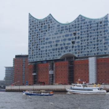 Die Elbphilharmonie in Hamburg - Hafen und Elphie wirken, als hätten sie schon immer zusammen gehört - (c) Jörg Bornmann