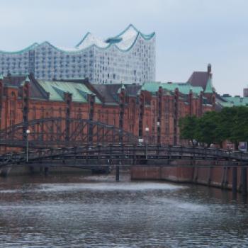 Die Elbphilharmonie in Hamburg - Hafen und Elphie wirken, als hätten sie schon immer zusammen gehört - (c) Jörg Bornmann
