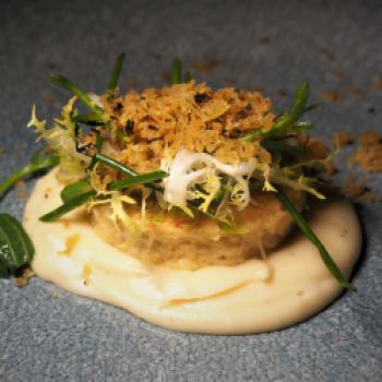 Als erster Gang folgt ein ‚Topinambur al sale, zabaione alla fontina e crumble di pane‘ (Salz-Topinambur, Fontina-Zabaglione und Brot-Crumble) - (c) Jörg Bornmann