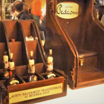 Eine kurze Exkursion in die Welt des ‚Aceto Balsamico Tradizionale di Modena‘ führen wir mit dem zufällig anwesenden Inhaber der ‚Acetaia Pedroni‘ Guiseppe Pedroni - Jörg Bornmann