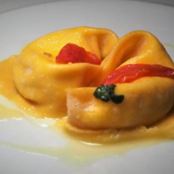Der Signature Dish ‚Ravioli di pecorino fresco con burro, maggiorana e aceto balsamico tradizionale‘ (Frische Schafskäseravioli mit Butter, Majoran und Aceto Balsamico Tradizionale) - (c) Jörg Bornmann