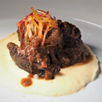 Als Hauptgang bringt uns die Küche ‚Brasato di guance di manzo con radici autunnali‘ (Geschmorte Rinderbäckchen mit herbstlichem Wurzelgemüse) auf den Tisch - (c) Jörg Bornmann