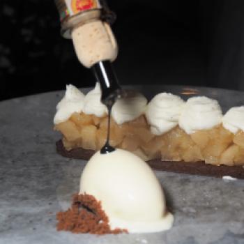 Den süßen Abschluss bildet ein ‚Tartelleta di pere, gelato di crema mit ‚Claudio‘ Aceto Balsamico Tradizionale (Birnen-Tartelett mit Crema-Eis und Claudio Aceto Balsamico Tradizionale) - (c) Jörg Bornmann
