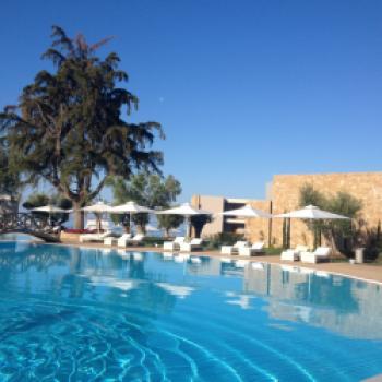 In einem der zahlreichen Pools des 'Ikos Resorts Olivia' kann man wunderbar relaxen, Griechenland, Wein, Griechischer Wein - © Susanne Wess