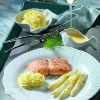 Spargel mit Lachsfilet, Kartoffelpüree und Zitronengras-Sauce - (c) www.ostermenue.de