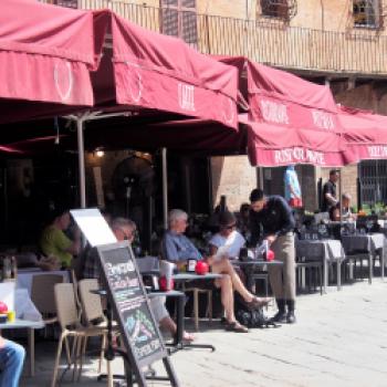 Italienisches Lebensgefühl, wie hier in Siena, vermittelt der aus der Toskana stammende Sommelier Andrea Vestri auf der Weinreise der Firma Geldhauser in die Toskana - (c) Jörg Bornmann