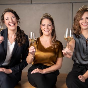 Die Weinhoheiten 2020, Eva Lanzerath, Eva Müller und Anna-Maria Löffler, gehen am 24. September in 'Rente' - (c) DWI (Deutsches Weininstitut)