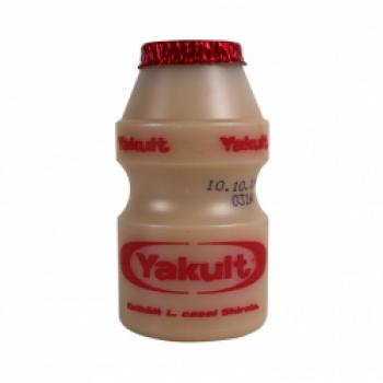 Yakult Original von Yakult - Yakult bewirbt sein Getränk als „die kleine Flasche Wissenschaft“ und suggeriert, der Drink hätte positive Effekte auf die Darmgesundheit. Doch aus Sicht von foodwatch ist Yakult vor allem eines: dreiste Abzocke für 8,40 Euro pro Liter. Effekte auf die Gesundheit sind wissenschaftlich nicht belegt - (c) foodwatch