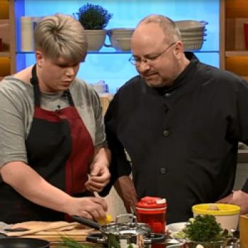 Die spätere Wochensiegerin Marina Lindemann zeigt Christian Lohse wie man perfekte Fächerkartoffeln schneidet - ZDF Küchenschlacht