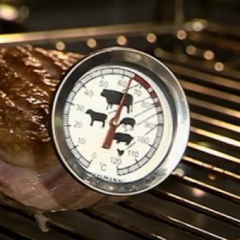 Um den perfekten Garpunkt zu erreichen, ermittelt Marina Lindemann die Kerntemperatur mit einem Fleischthermometer - ZDF Küchenschlacht