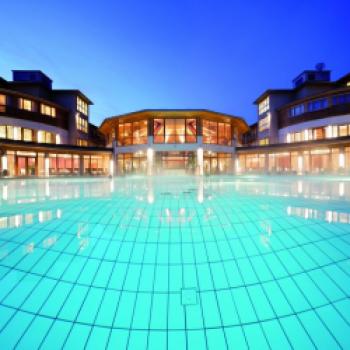 Hotel & Spa Larimar****S Stegersbach - Pool mit Abendbeleuchtung