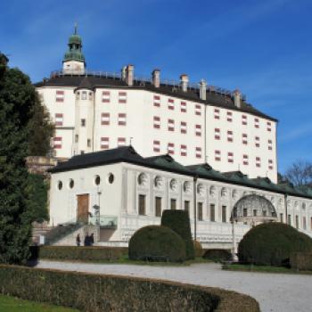 Das prachtvolle Renaissanceschloss Ambras beherbergt das älteste Museum der Welt - (c) Jörg Bornmann