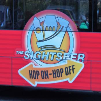 Mit dem HopOn HopOff Bus ist das Schloss Ambras von Innsbruck aus gut zu erreichen - (c) Jörg Bornmann