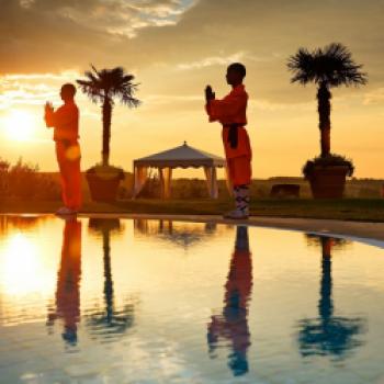 Hotel & Spa Larimar****S Stegersbach - Shaolin Mönche am Pool beim Sonnenuntergang