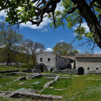 In Sepino existieren antike Mauern und noch genutzte Bauernhäuser nebeneinander - (c) Gabi Vögele