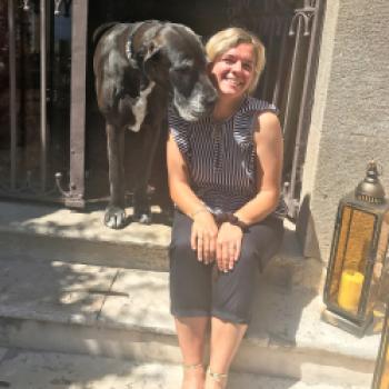 Hoteldirektorin Sophie Dellago mit ihrer Dogge Sissi - (c) Eva-Maria Mayring