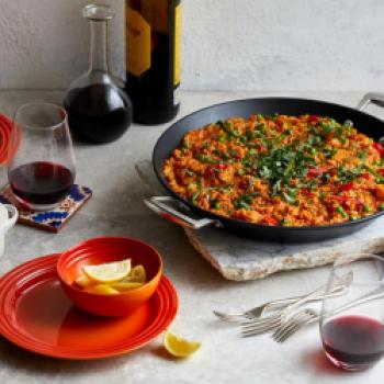 Die Vegetarische Paella kann auch als Basis für eine Meeresfrüchte-Paella oder eine Paella mit Fleisch verwendet werden - <a href="https://www.genussfreak.de/vegetarische-paella" target="_blank">zum Rezept</a>  - (c) Le Creuset