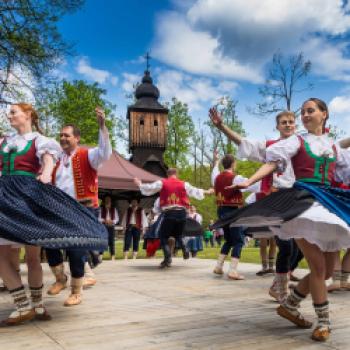 Tanz und Lebensfreude vor historischen Kulissen in der mährischen Slowakei: Ob Aprikosenfest oder Weinlese - gefeiert wird bei jeder Gelegenheit - (c) Herbert Barnehl