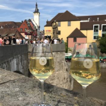 Ein Schoppen Frankenwein auf der Mainbrücke - (c) Eva-Maria Mayring