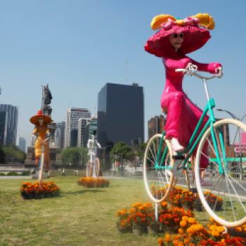 Auf dem Paseo de la Reforma in Mexiko-Stadt begegnen wir Catrina auf ihrem Fahrrad - (c) Enric Boixadós