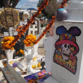 Auf dem Friedhof Santa Paula in Guanajuato wird mit den Ahnen am 1. und 2. November ausgelassen gefeiert - (c) Enric Boixadós