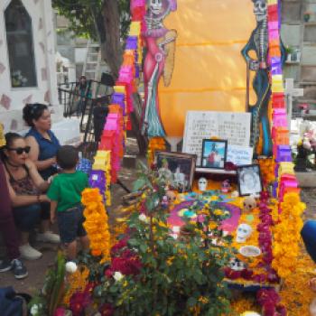  Auf dem Friedhof Santa Paula in Guanajuato wird mit den Ahnen am 1. und 2. November ausgelassen gefeiert - (c) Enric Boixadós