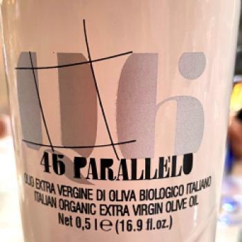 Zum Olivenöl-Test wird etwas Öl “46 Paralleo“ – Olio extra vergine die oliva biologico italiano von Frantoio di Riva – in ein Glas gegeben - (c) Gabi Dräger