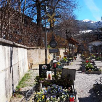 Das Grab des österreichischen Physikers und Nobelpreisträgers Erwin Schrödinger auf dem Alpbacher Friedhof - (c) Enric Boixadós