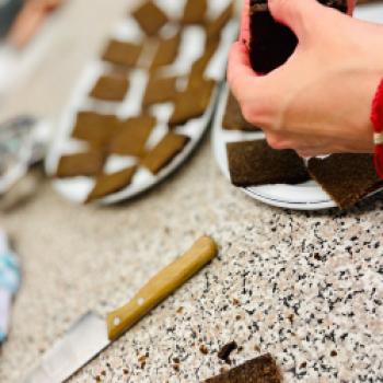 Geräucherte Makrele auf Brot mit roten Zwiebeln und Tarama - (c) Barbara Basteck