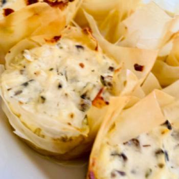 Käse-Oliven-Törtchen mit Filoteig - (c) Barbara Basteck