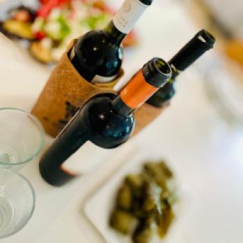 Eine große Auswahl erstklassiger Griechischer Weine bekommt man Online oder im Münchner Weinfachgeschäft 'Vin du Sud' - <a href="https://www.griechischer-weinversand-vindusud.de//" target="_blank">zum Online-Shop</a> - (c) Barbara Basteck