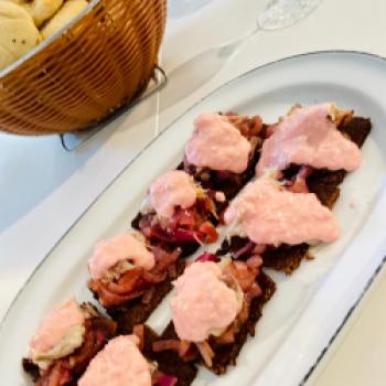 Geräucherte Makrele auf Brot mit roten Zwiebeln und Tarama - (c) Barbara Basteck