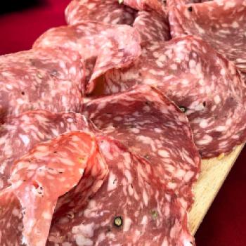 Toskanischer Schinken, hauchdünn aufgeschnitten, goldgrünes Olivenöl, Fenchelsalami und ein Stück Pecorino, der berühmte toskanische Schafskäse – schon beim Gedanken daran läuft einem das Wasser im Mund zusammen - (c) Hannelore Fisgus