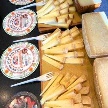 Toskanischer Schinken, hauchdünn aufgeschnitten, goldgrünes Olivenöl, Fenchelsalami und ein Stück Pecorino, der berühmte toskanische Schafskäse – schon beim Gedanken daran läuft einem das Wasser im Mund zusammen - (c) Hannelore Fisgus