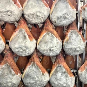 Toskanischer Schinken, hauchdünn aufgeschnitten, goldgrünes Olivenöl, Fenchelsalami und ein Stück Pecorino, der berühmte toskanische Schafskäse – schon beim Gedanken daran läuft einem das Wasser im Mund zusammen - (c) Hannelore Fisgus