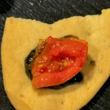 Schwiegermutterzunge aus dem Piemont mit Senf mit Aktivkohle und Sonnengeküsster Tomate - (c) Maren Recken