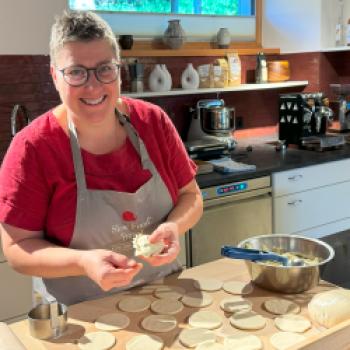 Ingeborg Daberer vom Gasthaus Grünwald zeigt wie die traditionellen Kärnter Kasnudln gekrendelt werden - (c) Maren Recken
