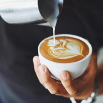 Fünf Schritte zur Kaffeemeisterschaft – Perfekter Kaffeegenuss - (c) https://www.pexels.com/de-de/foto/person-die-kaffee-art-ausfuhrt-302899/