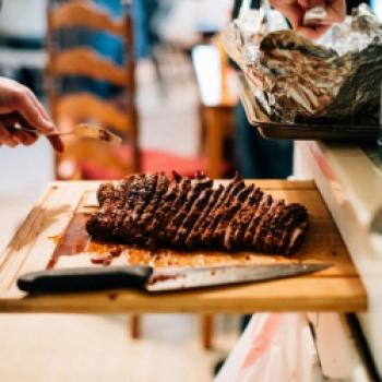 Grillen mit Stil: Die richtige Kleidung für jede Grillparty - (c) https://www.pexels.com/de-de/foto/person-halt-messer-das-fleisch-schneidet-3641761/