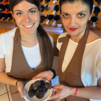 Sonia (rechts, die Patronin des Restaurants La Tana del Lupo - (c) Thomas Rentschler