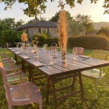 Auf der Tenuta Santo Giacomo e Filippo sitzen die Gäste auch im Garten gemütlich zusammen - (c) Thomas Rentschler