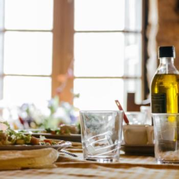 Olivenöle aus Spanien: Genusskultur mit Charakter - (c) Foto von Juan Gomez https://unsplash.com/de/fotos/zwei-leere-glaser-mit-klaren-steinen-sE6ihVGSd1Q