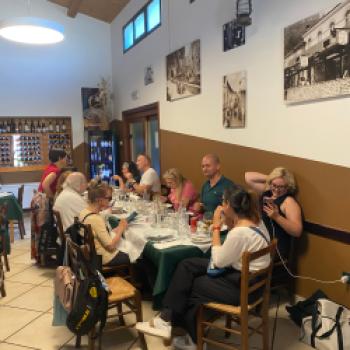 Touristen und Einheimische treffen sich gerne im Restaurant La TAna del Lupo - (c) Thomas Rentschler