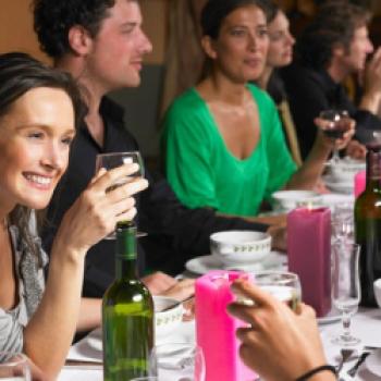 Einzigartige Genussvielfalt der Pfalz: Weinkultur, Spezialitäten und die malerische Landschaft um Landau - (c) https://elements.envato.com/de/people-talking-during-dinner-NPWAAG9